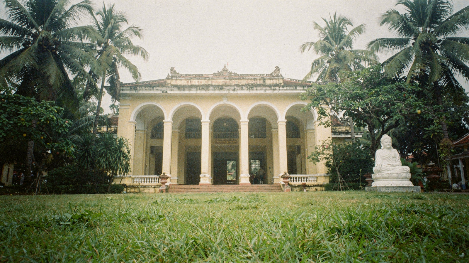 Vinh Trang Pagoda in My Tho: A Mekong Delta Temple, Not a Saigon One