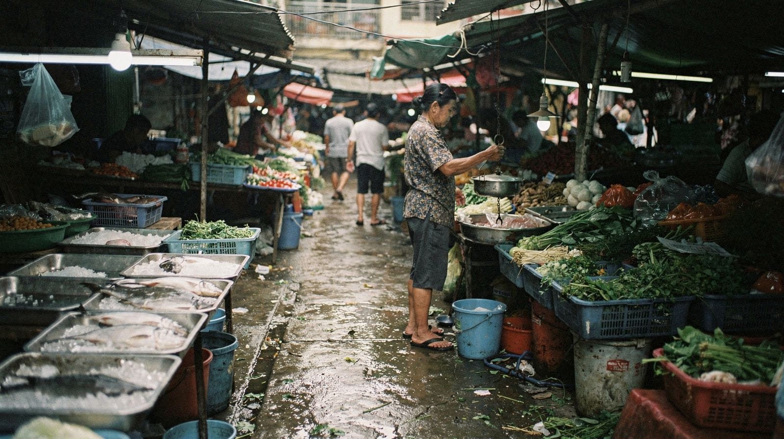 Wet Market Tasting Tour: Tropical Fruit and Street Snacks in Saigon
